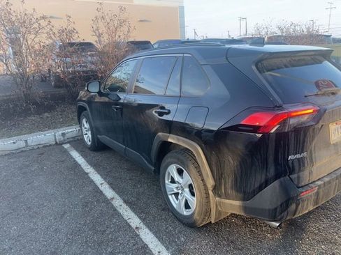 Used 2020 Toyota RAV4 XLE w/ Convenience Package image 2