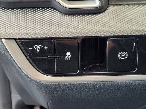 Used 2025 Kia Sportage LX image 11