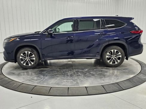 Used 2022 Toyota Highlander XLE image 2