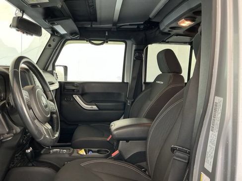 Used 2015 Jeep Wrangler Unlimited Rubicon w/ Connectivity Group AWD/4WD image 10