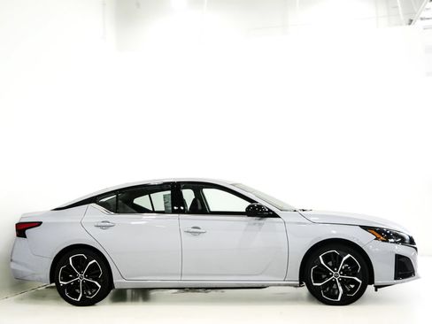 Used 2024 Nissan Altima 2.5 SR FWD image 4