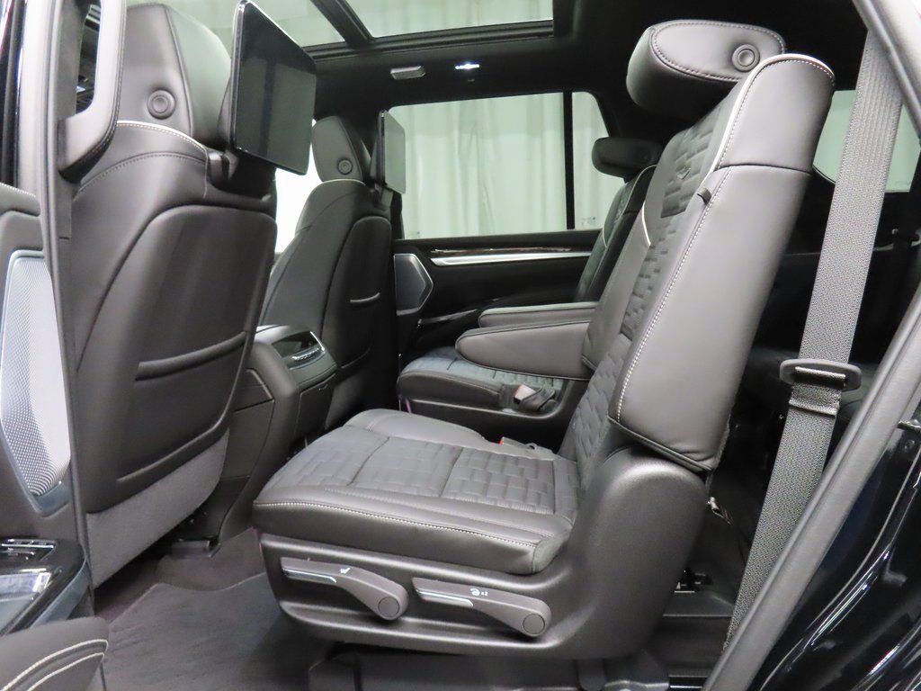 Used 2026 Cadillac Escalade Platinum Sport w/ LPO, Floor Liner Package AWD/4WD image 10