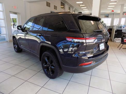 Used 2024 Jeep Grand Cherokee Limited w/ Black Appearance Package AWD/4WD image 5