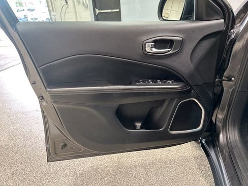 Used 2019 Jeep Compass Latitude w/ Cold Weather Group AWD/4WD image 11