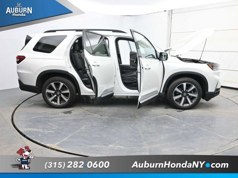 Used 2024 Honda Pilot Touring image 38