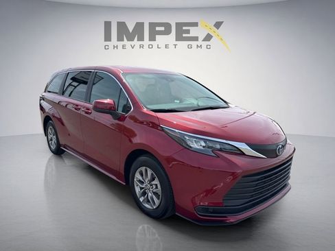 Used 2025 Toyota Sienna LE FWD image 7