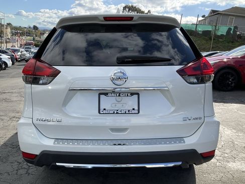 Used 2018 Nissan Rogue SV image 4