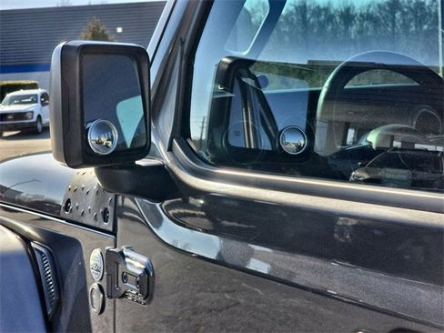 Used 2018 Jeep Wrangler Unlimited Sahara image 11