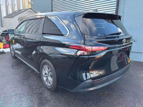 Used 2021 Toyota Sienna LE image 2