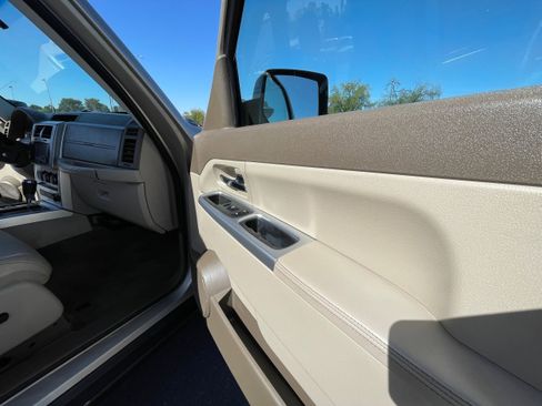 Used 2010 Jeep Liberty Limited w/ Tire & Wheel Group image 16