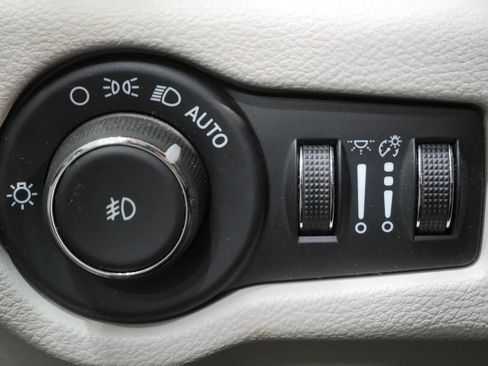 Used 2024 Chrysler Pacifica Touring-L FWD image 14