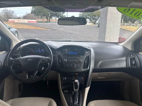 Used 2016 Ford Focus SE w/ SE Sport Package image 22