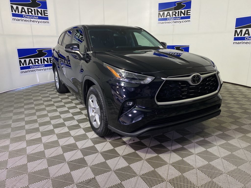 Used 2023 Toyota Highlander LE FWD image 1