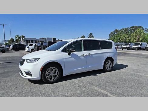 Used 2024 Chrysler Pacifica Limited FWD image 28