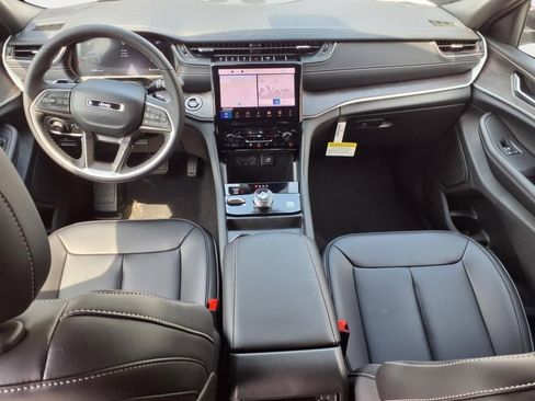 New 2025 Jeep Grand Cherokee Limited image 9