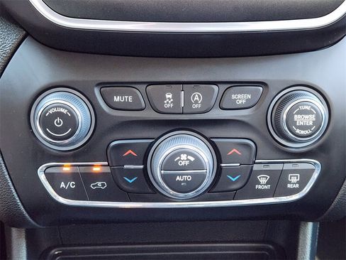 Used 2023 Jeep Cherokee Trailhawk image 20