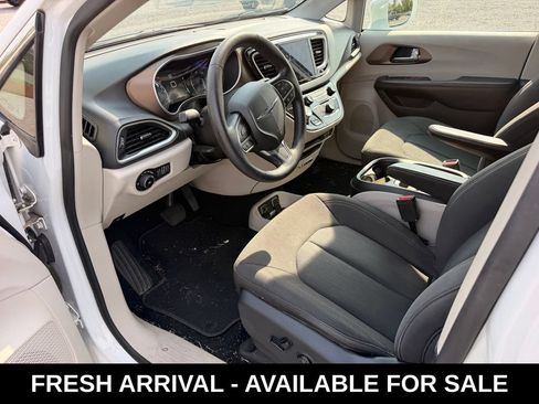 Used 2019 Chrysler Pacifica Touring Plus w/ Advanced Safetytec Group FWD image 9