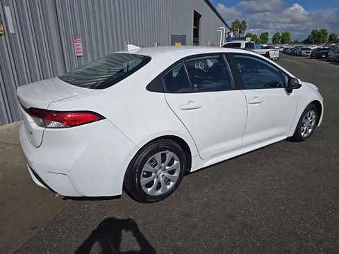 Used 2022 Toyota Corolla LE FWD image 3