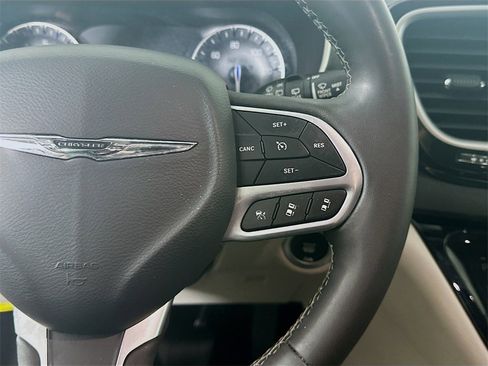 Used 2023 Chrysler Pacifica Touring-L image 27