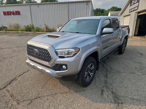 Used 2019 Toyota Tacoma TRD Sport AWD/4WD image 4