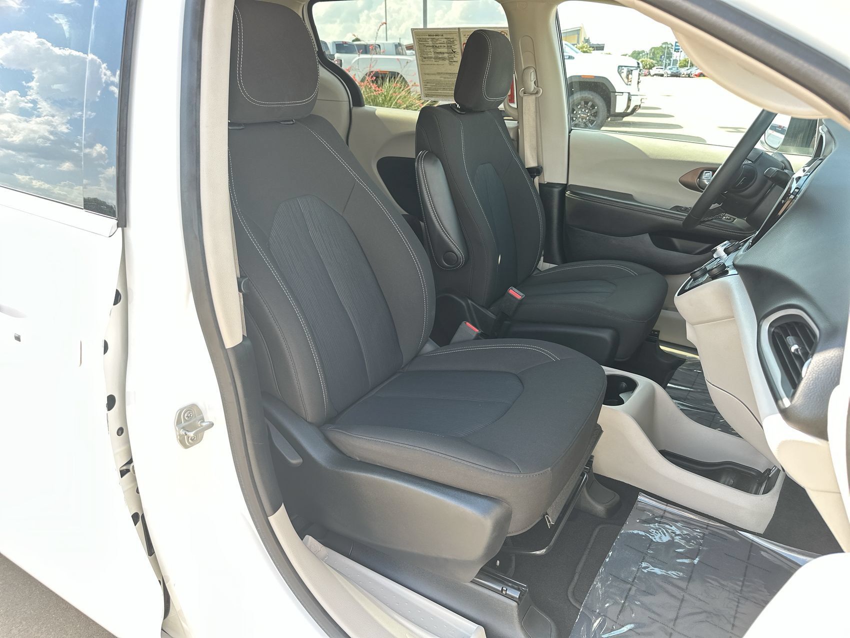Used 2024 Chrysler Voyager LX FWD image 24