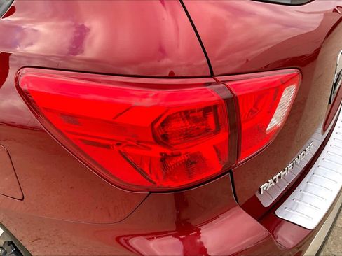 Used 2018 Nissan Pathfinder Platinum image 26