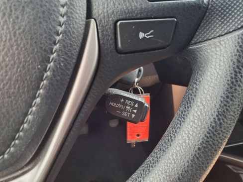 Used 2018 Toyota RAV4 LE FWD image 18