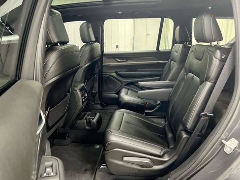 Used 2025 Jeep Grand Cherokee L Limited w/ Black Appearance Package AWD/4WD image 24