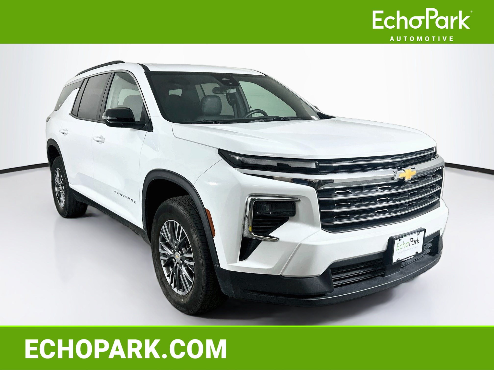 Used 2025 Chevrolet Traverse LT FWD image 1