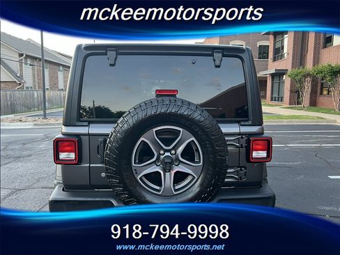 Used 2018 Jeep Wrangler Unlimited Sport S AWD/4WD image 3