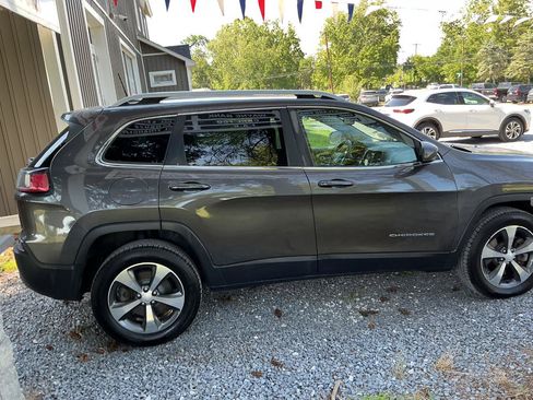 Used 2019 Jeep Cherokee Limited w/ Technology Group AWD/4WD image 4