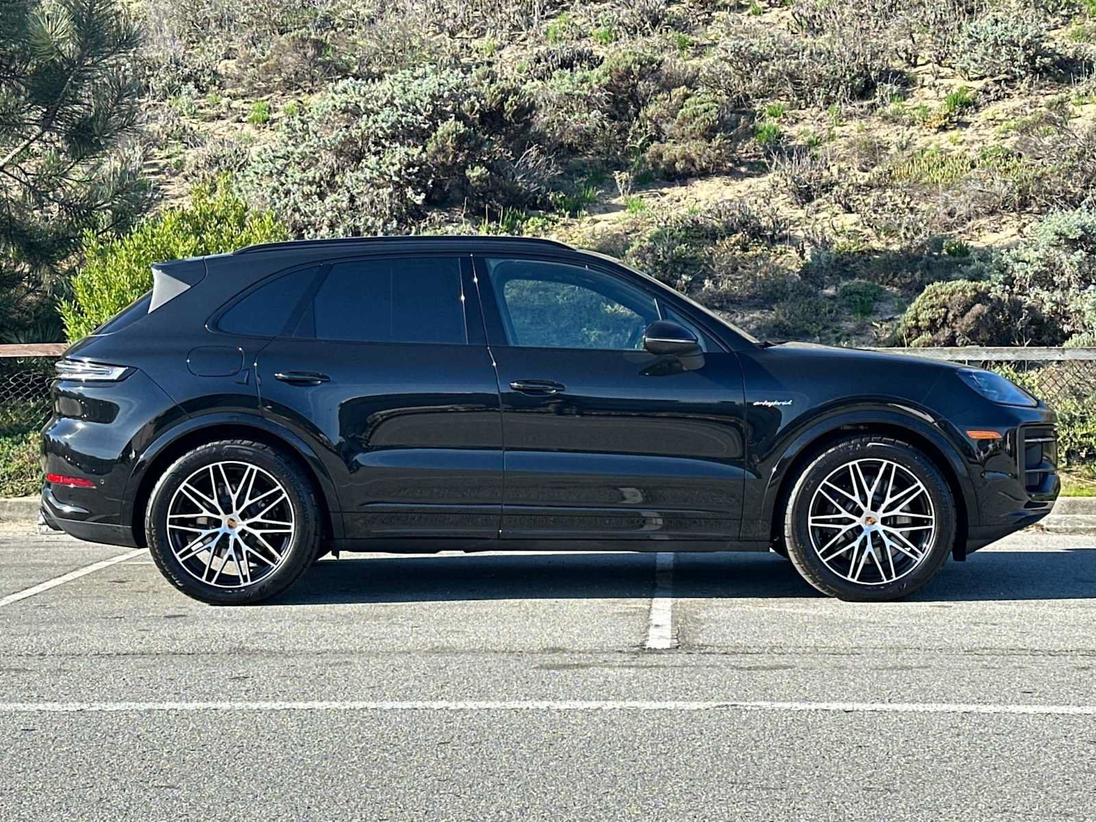Certified 2025 Porsche Cayenne E-Hybrid AWD/4WD image 9