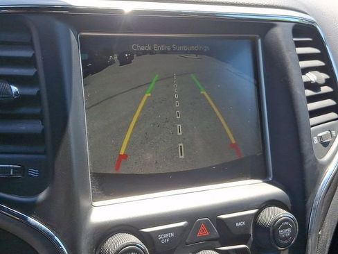 Used 2017 Jeep Grand Cherokee Altitude AWD/4WD image 4