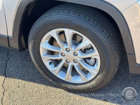 Used 2021 Jeep Cherokee Latitude image 10