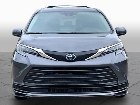Used 2025 Toyota Sienna LE FWD image 4