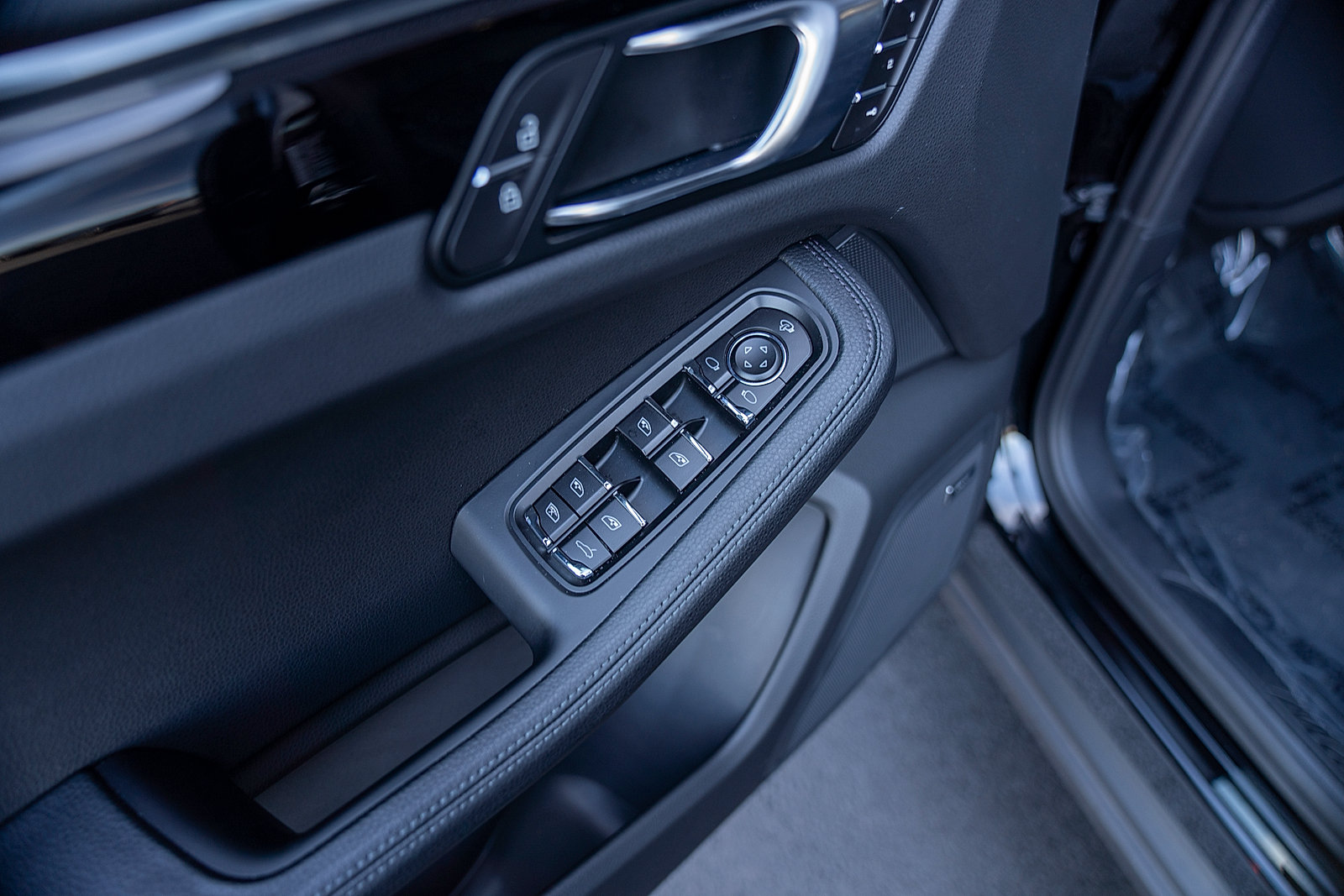 Certified 2026 Porsche Macan AWD/4WD image 18