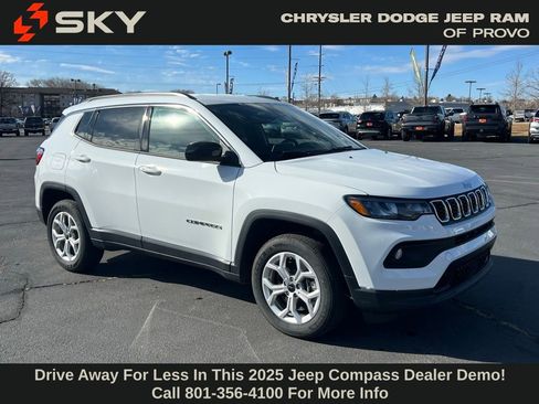 Used 2025 Jeep Compass Latitude image 3