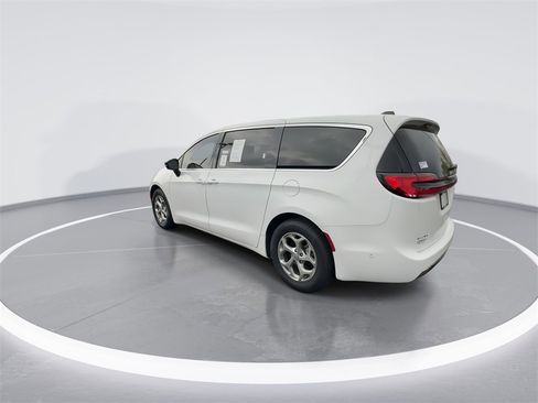 Used 2024 Chrysler Pacifica Limited w/ Uconnect Theater Family Group image 6