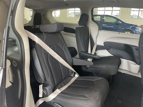 Used 2021 Chrysler Pacifica Touring image 23