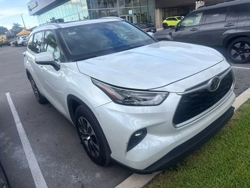 Used 2022 Toyota Highlander XLE FWD image 3