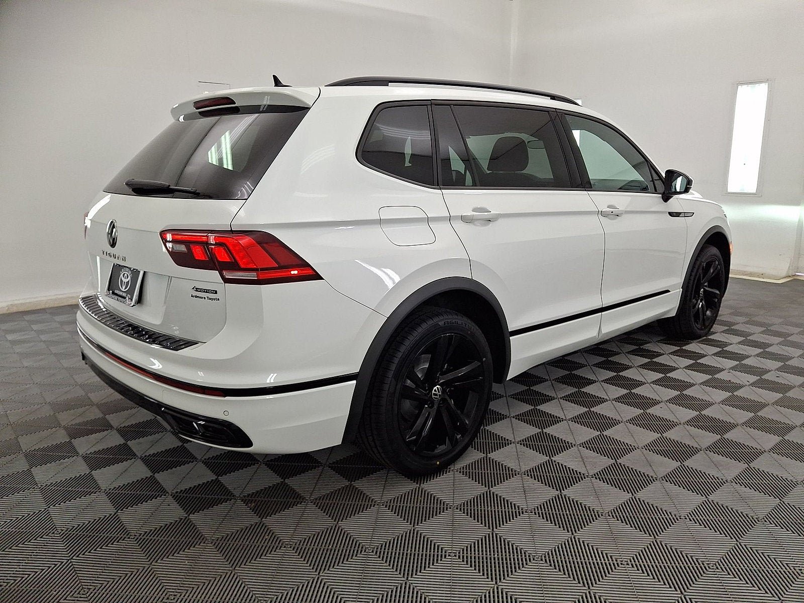 Used 2024 Volkswagen Tiguan SE R-Line AWD/4WD image 17