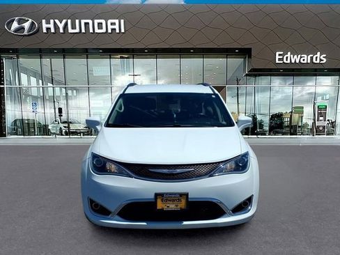 Used 2019 Chrysler Pacifica Touring-L FWD image 3