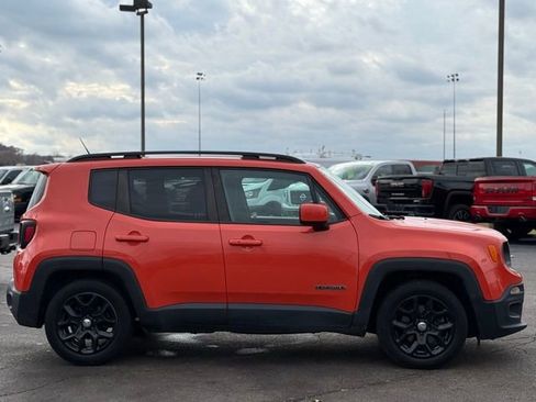 Used 2017 Jeep Renegade Latitude w/ Popular Equipment Group image 39
