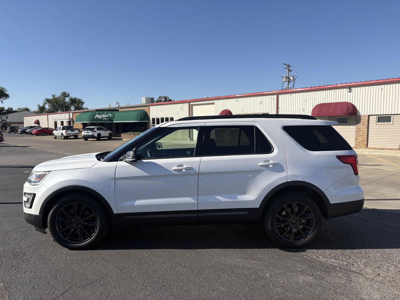 Used 2017 Ford Explorer XLT w/ Equipment Group 202A AWD/4WD image 5