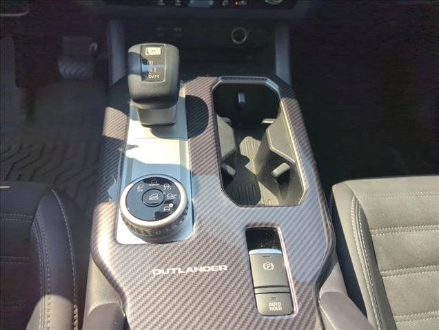 Used 2025 Mitsubishi Outlander SE FWD image 16