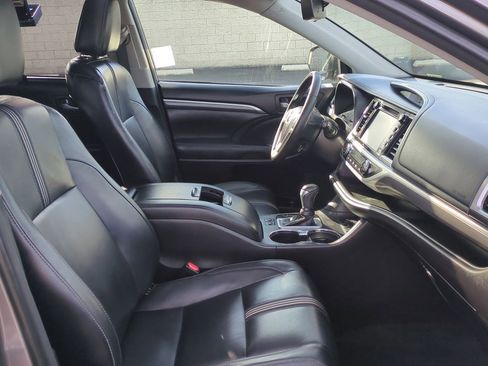 Used 2018 Toyota Highlander SE image 26