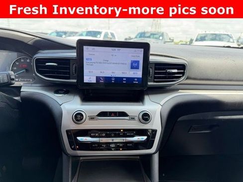 Used 2022 Ford Explorer XLT w/ Equipment Group 202A image 6
