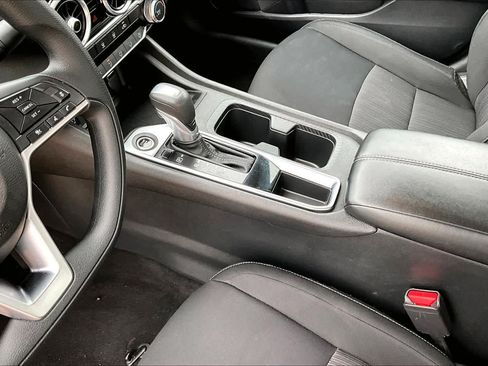 Used 2024 Nissan Sentra SV FWD image 17
