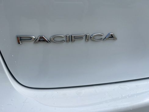 Used 2024 Chrysler Pacifica Select image 17
