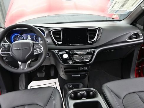 New 2025 Chrysler Voyager LX image 29